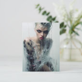 Carte Postale La robe en plastique clair de la dame derrière la  (Debout devant)