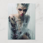 Carte Postale La robe en plastique clair de la dame derrière la  (Devant)