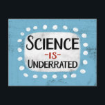Carte Postale La science est sous-évaluée<br><div class="desc">"Science Is Underrating" est un design de texte amusant et encombrant,  avec une forme d'accent blanc entourée de pois blancs mignons.</div>
