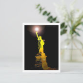 Carte Postale La Statue de la Liberté (Debout devant)