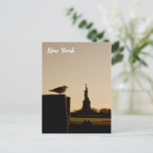 Carte Postale La Statue de la Liberté (Debout devant)