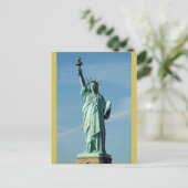 Carte Postale La Statue de la Liberté qui illumine le monde (Debout devant)