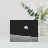 Carte Postale La Terre s'élevant au-dessus de l'horizon lunaire. (Debout devant)