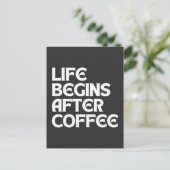 CARTE POSTALE LA VIE COMMENCE APRÈS LE CAFÉ (Debout devant)