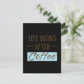 Carte Postale La vie commence après le café, buveur drôle de caf (Debout devant)