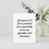 Carte Postale La vie de retraité commence à 70 ans, 70e annivers (Debout devant)