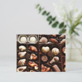 Carte Postale La vie est comme une boîte de chocolats dessert do (Debout devant)