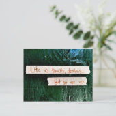 Carte Postale La Vie Est Difficile (Debout devant)