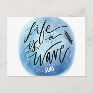 Carte Postale La vie est une planche à Surf à vagues typographie