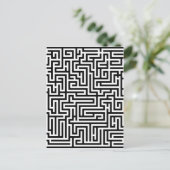 Carte Postale labyrinthe noir et blanc (Debout devant)