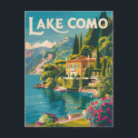 Carte Postale Lac de Côme - Art de Voyage peint Vintage<br><div class="desc">Le design d'art peint du lac de Côme. Le lac de Côme,  situé dans la région de Lombardie,  dans le nord de l'Italie,  est une station balnéaire haut de gamme connue pour ses paysages spectaculaires,  située au pied des Alpes.</div>