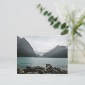 Carte Postale Lac Louise sous la pluie (Debout devant)