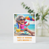 CARTE POSTALE " LADY RETIRED AT THE BEACH " (Debout devant)