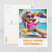 CARTE POSTALE " LADY RETIRED AT THE BEACH " (Devant / Derrière)