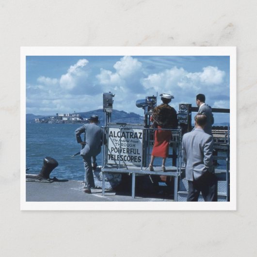 Carte Postale Lady Views Alcatraz Thru Telescope 1950 Rétro (Devant)
