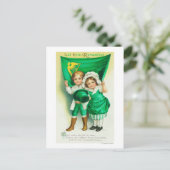 Carte Postale Laissez Erin se souvenir d'un couple tenant un dra (Debout devant)