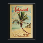 Carte Postale Lakeland Palm Tree Vintage voyage<br><div class="desc">Un imprimé d'art moderne de Lakeland Florida d'époque rétro dans un style d'affiche de voyage vintage. Il dispose d'un palmier incurvé sur une plage de sable avec l'océan sous un ciel bleu nuageux.</div>