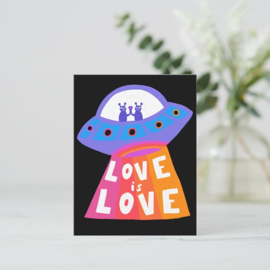 Carte Postale L'AMOUR EST L'AMOUR Aliens vaisseau spatial coloré (Debout devant)