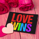 Carte Postale L'amour gagne le Gay pride arc-en-ciel LGBTQ<br><div class="desc">Le mariage homosexuel a été approuvé par la Cour Suprême ! Enfin,  les couples gais et lesbiens peuvent jouir des mêmes droits qu'ils méritent. Belle affiche arc-en-ciel pour célébrer ce jour historique pour la communauté LGBTQ.</div>