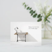 Carte Postale Lampe de bureau de rédaction et papier blanc (Debout devant)