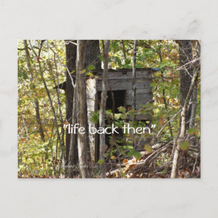 Carte Postale l'ancienne Outhouse dans les bois - personnaliser