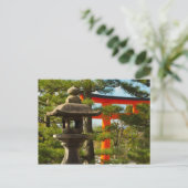 Carte Postale Lantern en pierre et porte Torii (Debout devant)