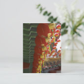 Carte Postale lanternes rouges chinoises accrochées au temple (Debout devant)