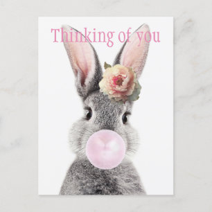 Carte Postale Lapin gris soufflant bulle gomme avec fleur d'aném