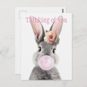 Carte Postale Lapin gris soufflant bulle gomme avec fleur d'aném (Devant / Derrière)