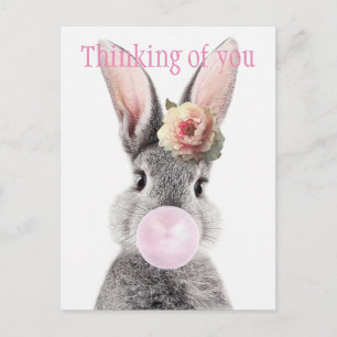 Carte Postale Lapin gris soufflant du bubble gum avec une fleur