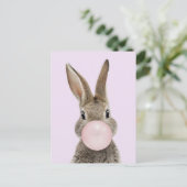 Carte Postale Lapin soufflant du bubble gum rose (Debout devant)