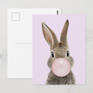 Carte Postale Lapin soufflant du bubble gum rose