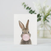 Carte Postale Lapin soufflant un bubble gum rose (Debout devant)