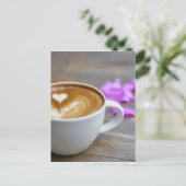 Carte Postale Latte de la coupe du matin avec mousse en forme de (Debout devant)