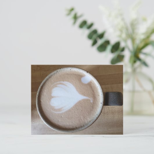 Carte Postale Latte sur une table en bois (Debout devant)