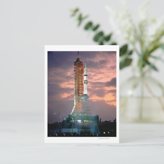 Carte Postale L'aube se brise derrière ASTP Saturn IB CDDT (Debout devant)