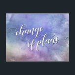 Carte Postale Lavage à l'aquarelle Changement de plans Mariage r<br><div class="desc">Le fond a été recouvert d'un lavis d'aquarelle coloré et audacieux principalement dans des nuances de pourpre. En utilisant une jolie police de caractères avec des volutes et des vagues, j'ai créé des éléments graphiques qui indiquent "changement de plans". (Un noir derrière le blanc donne un indice d'ombre, ce qui...</div>