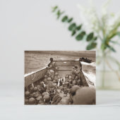 Carte Postale LCI et soldats sur la tête de pont d'Omaha Beach (Debout devant)