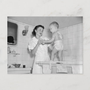 Carte Postale Le Bain de bébé, 1937
