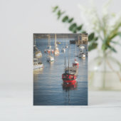 Carte Postale Le bateau rouge (Debout devant)