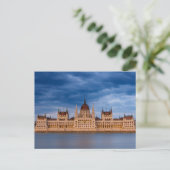 Carte Postale Le bâtiment du Parlement à Budapest, sur le Danube (Debout devant)