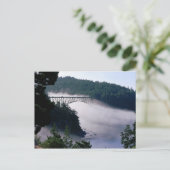 Carte Postale Le brouillard dérive sous le pont Deception Pass à (Debout devant)