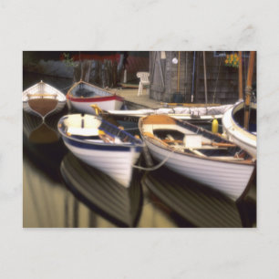 Carte Postale Le brouillard entoure quatre bateaux accostés.