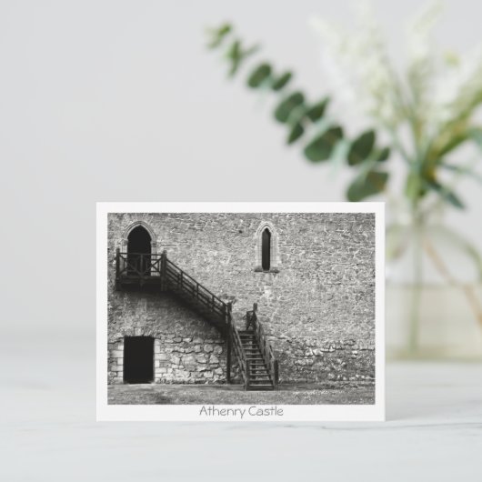 Carte Postale Le château d'Athenry (Debout devant)