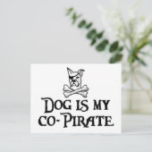 Carte Postale Le chien est mon co-pirate (Debout devant)