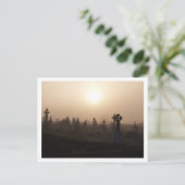 Carte Postale Le cimetière (Debout devant)