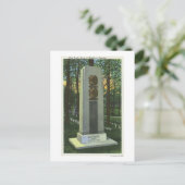 Carte Postale Le cimetière en pelouse, Mark Twain Gravestone (Debout devant)