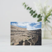 Carte Postale Le Colisée est situé à Rome, Italie. Son (Debout devant)