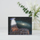 Carte Postale Le Colisée Rome Italie rencontre l'espace et l'OVN (Debout devant)