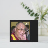 Carte Postale Le Dalaï Lama prie pour la paix mondiale (Debout devant)